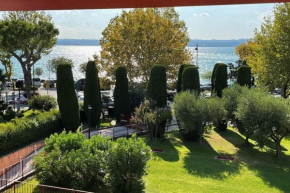 Splendid Lake view a few steps from the Castle Sirmione